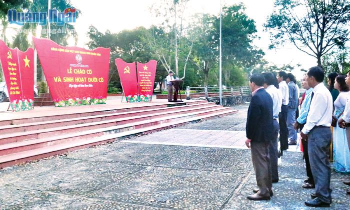 Cán bộ, đảng viên huyện Bình Sơn tham gia sinh hoạt dưới cờ đầu tháng.   ẢNH: T.THUẬN