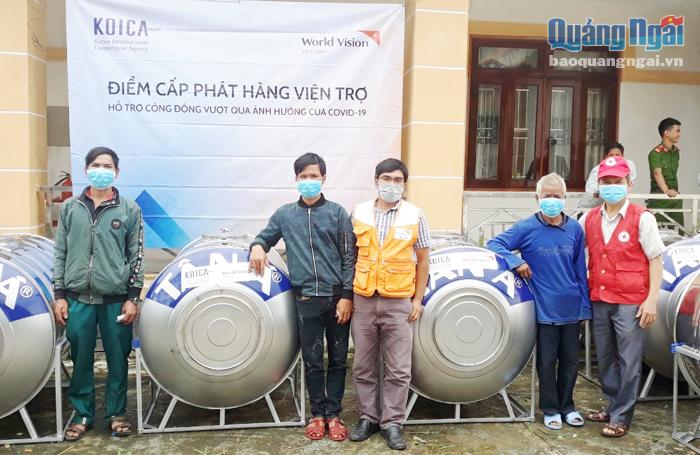 Trao bồn đựng nước cho người dân huyện Minh Long.