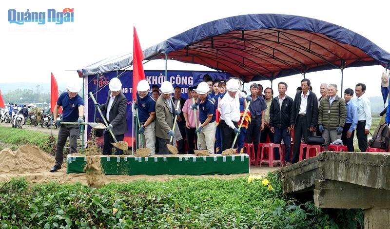 Các đại biểu tham dự buổi lễ thực hiện nghi thức khởi công xây dựng cầu Cây Da
