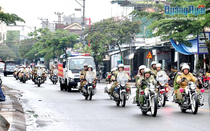 Lực lượng Công an tỉnh ra quân diễu hành.