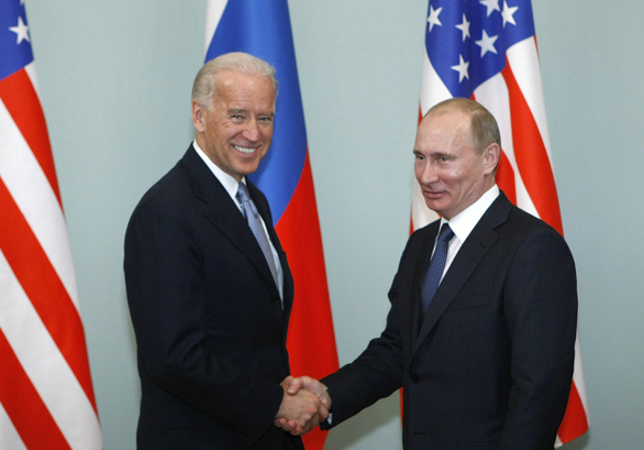 Trong bức ảnh tư liệu chụp ngày 10-3-2011 này, ông Joe Biden (trái) bắt tay Tổng thống Nga Vladimir Putin tại Mátxcơva - Ảnh: AP