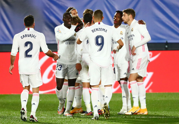 Niềm vui của các cầu thủ Real Madrid sau khi Toni Kroos mở tỉ số - Ảnh: REUTERS