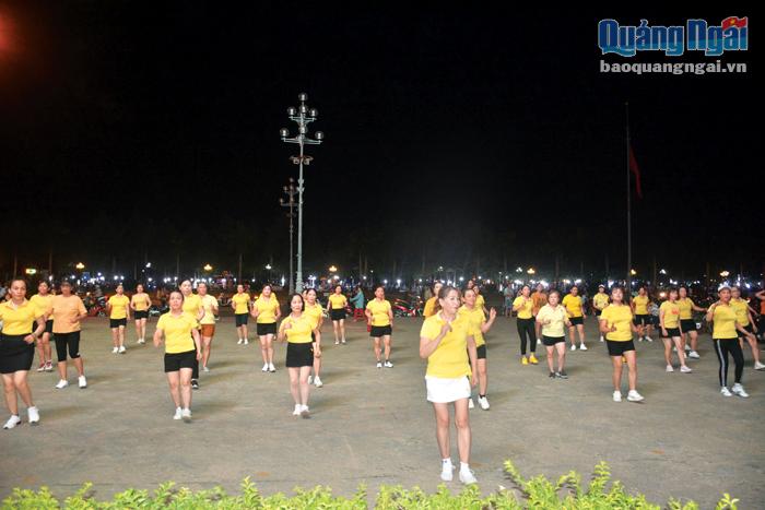 Chị em phụ nữ tập luyện thể dục nhịp điệu tại Quảng trường tỉnh