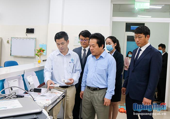 Lãnh đạo tỉnh cùng các đơn vị liên quan thăm quan trang thiết bị y tế được hỗ trợ tại Bệnh viện Sản - Nhi tỉnh