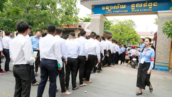 Học sinh lớp 12 xếp hàng trước khi vào một điểm thi ở thủ đô Phnom Penh, Campuchia năm ngoái - Ảnh: Phnom Penh Post