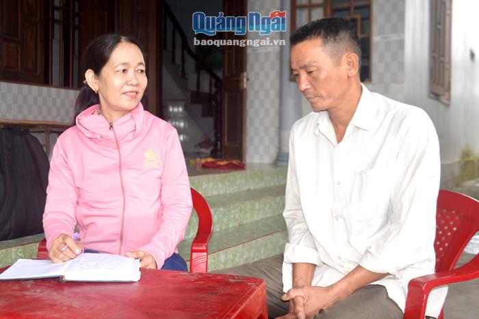 Bà Nguyễn Thị Ngọc thăm hỏi một hộ dân trong thôn Phú Mỹ, xã Nghĩa Mỹ.