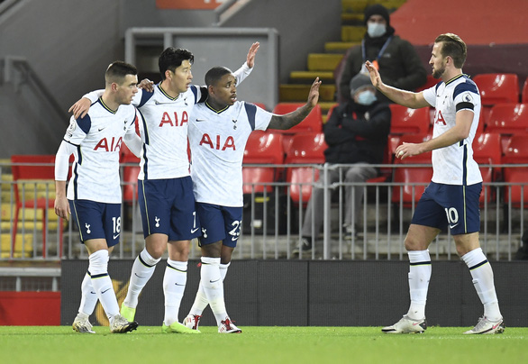 Các cầu thủ Tottenham ăn mừng bàn gỡ 1-1 - Ảnh: REUTERS