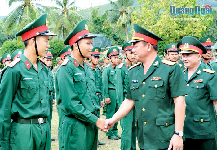 Chỉ huy trưởng Bộ CHQS tỉnh, Đại tá Võ Văn Bá động viên thanh niên lên đường nhập ngũ năm 2020.                        Ảnh: X.Thiên