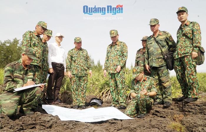 Ban CHQS huyện Lý Sơn tham mưu, tổ chức khảo sát xây dựng công trình phòng thủ trên đảo Lý Sơn.                      Ảnh: PV