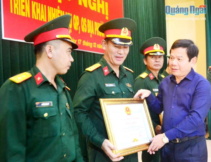 Chủ tịch UBND tỉnh Đặng Văn Minh tặng Bằng khen của UBND tỉnh cho các tập thể có thành tích trong thực hiện nhiệm vụ quốc phòng, quân sự địa phương năm 2020.