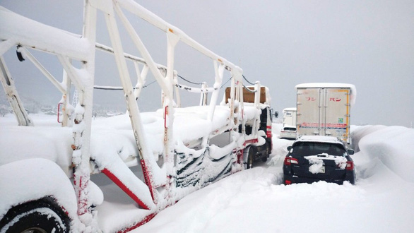 Tuyết rơi dày, cả ngàn xe kẹt dài, chính phủ Nhật phải họp khẩn