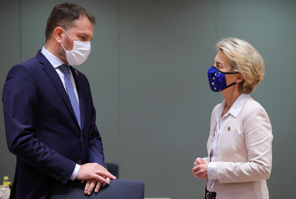 Thủ tướng Slovakia Igor Matovic (trái) trao đổi với Chủ tịch Ủy ban châu Âu Ursula von der Leyen trong cuộc họp ở Brussels, Bỉ, ngày 10-12 - Ảnh: REUTERS