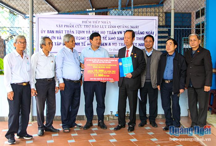 Đại diện Ủy ban MTTQ Việt Nam tỉnh tiếp nhận hỗ trợ từ họ Trần - Việt Nam