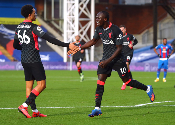 Niềm vui của các cầu thủ Liverpool sau khi Mane nâng tỉ số lên 2-0 - Ảnh: REUTERS