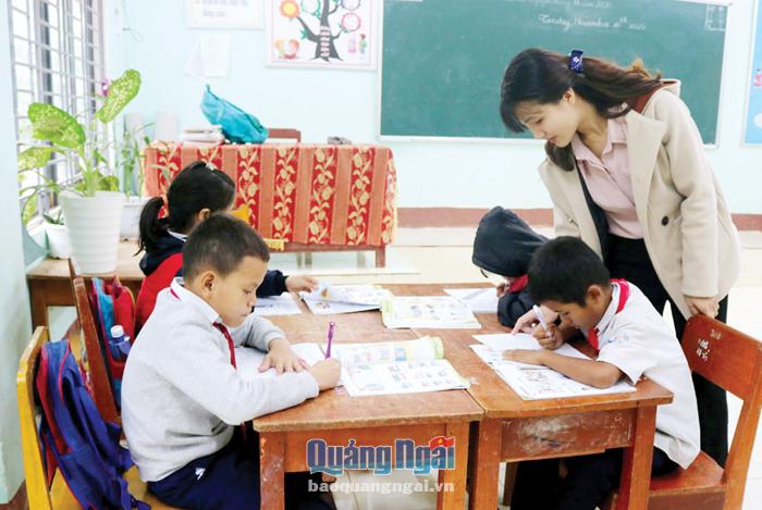 Học sinh Trường Phổ thông dân tộc bán trú Tiểu học và THCS Trà Hiệp (Trà Bồng) học tập theo mô hình VNEN.