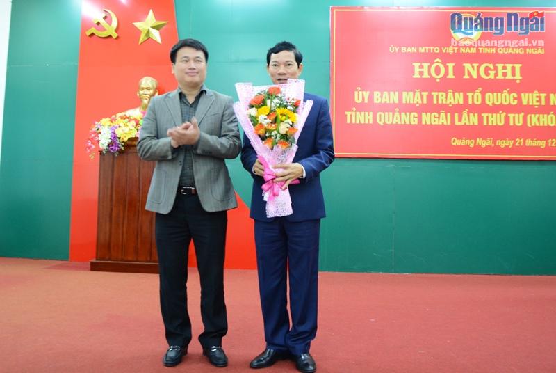 Phó Bí thư Thường trực Tỉnh ủy Đặng Ngọc Huy tặng hoa chúc mừng đồng chí Võ Thanh An giữ chức Chủ tịch Ủy ban MTTQ Việt Nam tỉnh.