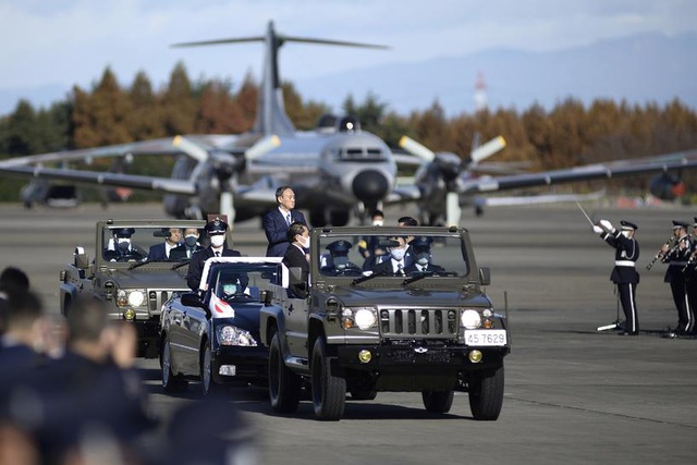 Thủ tướng Nhật Bản Suga Yoshihide dự buổi duyệt binh tại căn cứ không quân Iruma tại tỉnh Saitama ngày 28/11 (Ảnh minh họa: Reuters)