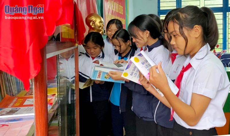 Các em học sinh rất hào hứng khi có được tủ sách do các chiến sĩ BĐBP trao tặng