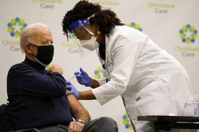Tổng thống đắc cử Joe Biden khi nhận mũi tiêm vaccine phòng COVID-19. Ảnh: AP