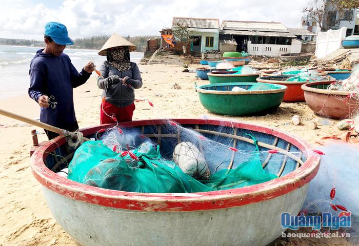Ông Trịnh Văn Thảo, ở thôn Phước Thiện, xã Bình Hải (Bình Sơn) gỡ lưới, chuẩn bị “đồ nghề” để bủa câu.
