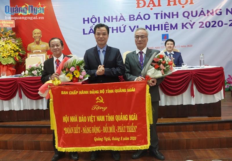 Trưởng Ban Tuyên giáo Tỉnh ủy Đặng Ngọc Dũng trao bức trướng của Tỉnh ủy cho Hội Nhà báo tỉnh.