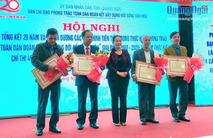Phó Chủ tịch Thường trực HĐND tỉnh Đinh Thị Hồng Minh trao bằng khen của Bộ VH-TT&DL cho hai tập thể và hai cá nhân có thành tích trong 20 năm thực hiện phong trào 