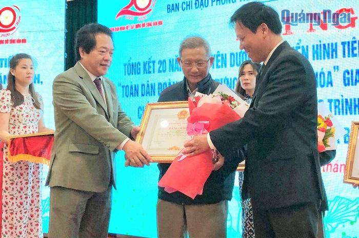Phó Chủ tịch UBND tỉnh Võ Phiên trao bằng khen của UBND tỉnh cho các hộ gia đình tiêu biểu