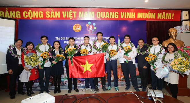 8 học sinh trong đoàn Hà Nội dự thi IOM lần thứ 5 đều đoạt huy chương. Ảnh: Sở GD&ĐT Hà Nội.