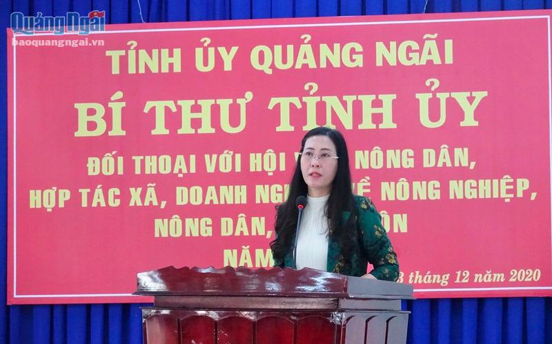 Ủy viên Dự khuyết Trung ương Đảng, Bí thư Tỉnh ủy, Chủ tịch HĐND tỉnh Bùi Thị Quỳnh Vân trao đổi với bà con nông dân, đại diện HTX và doanh nghiệp tại buổi đối thoại