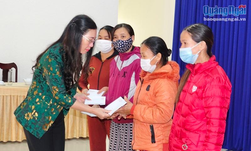 Ủy viên Dự khuyết Trung ương Đảng, Bí thư Tỉnh ủy, Chủ tịch HĐND tỉnh Bùi Thị Quỳnh Vân tặng quà cho các hộ nông dân có hoàn cảnh khó khăn