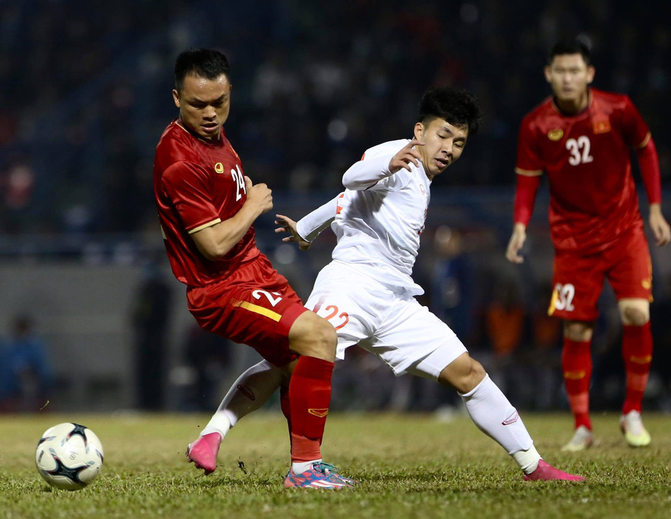 Một pha bóng trong trận U22 Việt Nam gặp tuyển VN - Ảnh: HỮU TẤN