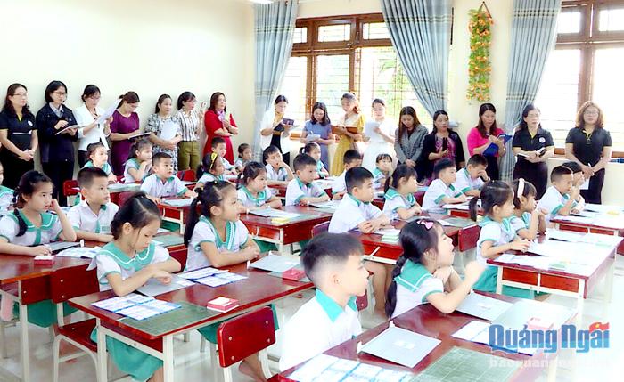Sở GD&ĐT tổ chức sinh hoạt chuyên môn tại Trường Tiểu học thị trấn Trà Xuân (Trà Bồng).