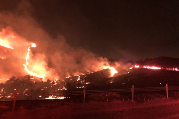 Cháy rừng ở phía bắc San Diego, bang California ngày 24-12 - Ảnh: NBC News/CALFIRESANDIEGO