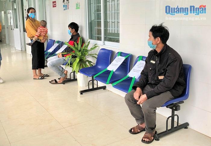 Người dân đến Trung tâm Y tế huyện Ba Tơ đều tuân thủ mang khẩu trang và ngồi giãn cách theo hướng dẫn để phòng dịch