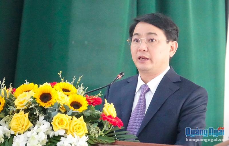 Chủ tịch UBND TP. Quảng Ngãi Hà Hoàng Việt Phương phát biểu tại kỳ họp
