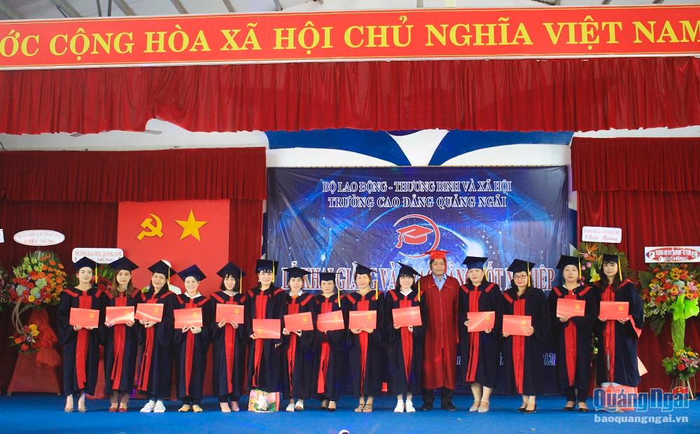 Nhà trường trao bằng tốt nghiệp cho các sinh viên hệ cao đẳng, trung cấp năm 2020