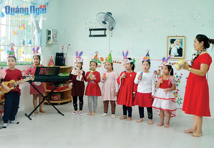 Giờ hoạt động âm nhạc của các bé lớp lá 2, Trường Mầm non Hoa Hồng (TP.Quảng Ngãi).