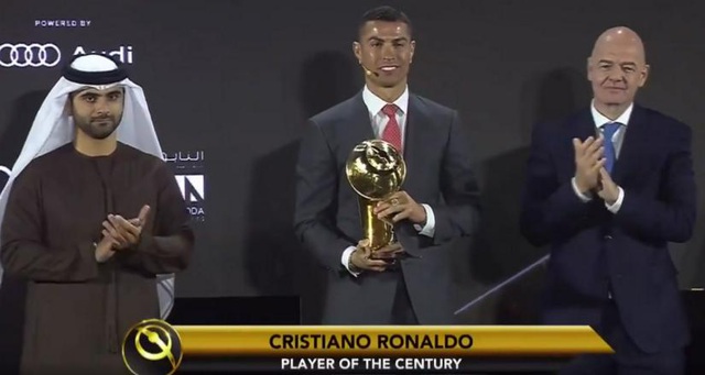 C.Ronaldo nhận giải Cầu thủ xuất sắc nhất thế kỷ