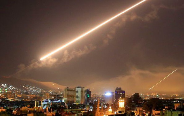Một cuộc tấn công tên lửa nhằm vào Syria đầu năm 2018. (Ảnh minh họa: Reuters)