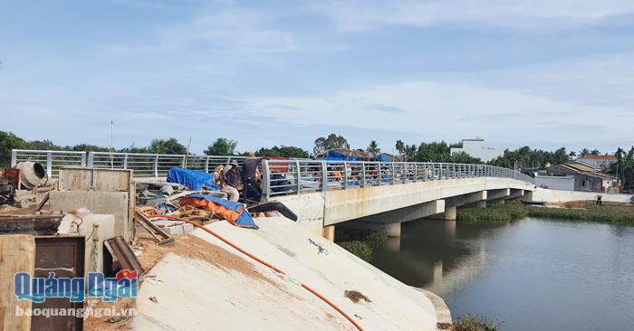 Cầu Hưng Nhơn bắc qua sông Hàm Long (TP.Quảng Ngãi) đã cơ bản hoàn thiện, đưa vào sử dụng trước tết Nguyên đán Tân Sửu 2021.