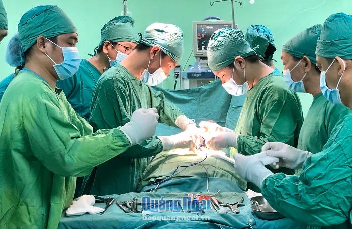 Năm 2020, Bệnh viện Đa khoa tỉnh Quảng Ngãi đã triển khai được nhiều kỹ thuật mới, hiện đại nhằm nâng cao chất lượng khám, chữa bệnh