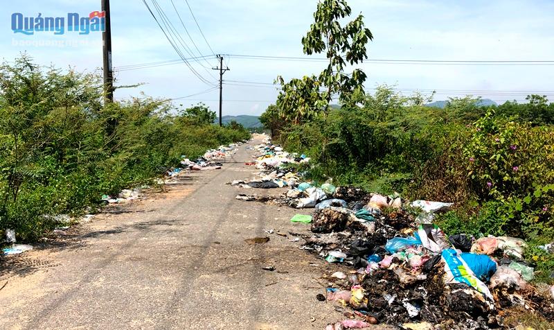 Tình trạng vứt rác bừa bãi và tập kết rác không đúng nơi quy định trên một số tuyến đường gây ô nhiễm môi trường 