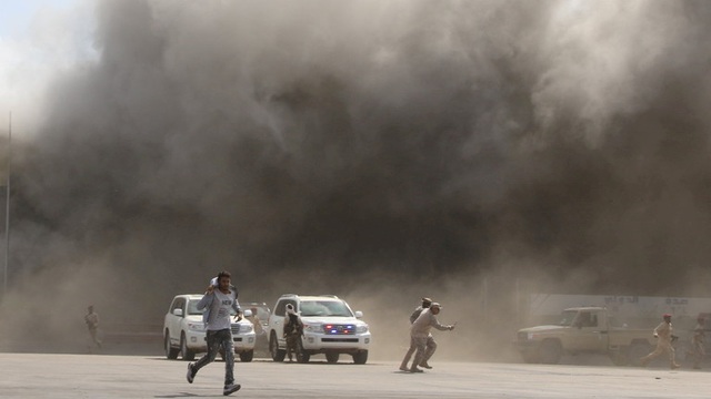 Mọi người hoảng hốt hoảng tìm nơi an toàn sau các vụ nổ tại sân bay Aden (Ảnh: Reuters)