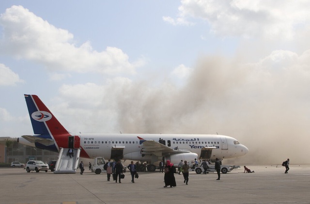 Khói đen bốc lên gần chiếc máy bay chở Thủ tướng Yemen và các thành viên nội các (Ảnh: Reuters)