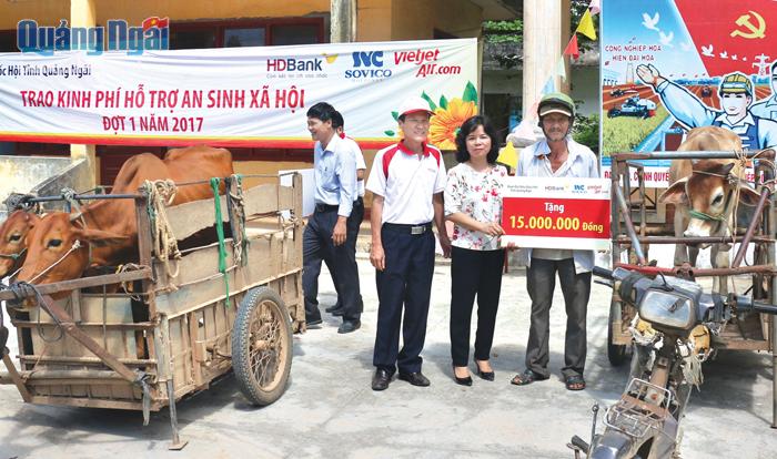 Phó Trưởng đoàn chuyên trách, phụ trách Đoàn ĐBQH tỉnh Phạm Thị Thu Trang trao kinh phí hỗ trợ người dân xã Nghĩa Hiệp (Tư Nghĩa) mua bò giống.