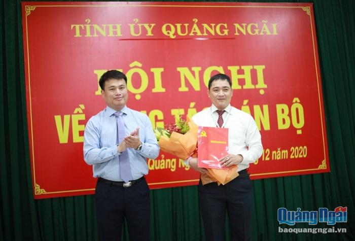 Phó Bí thư thường trực Tỉnh ủy Đặng Ngọc Huy trao quyết định bổ nhiệm Hiệu trưởng Trường Chính trị tỉnh đối với đồng chí Trần Đình Cảm.