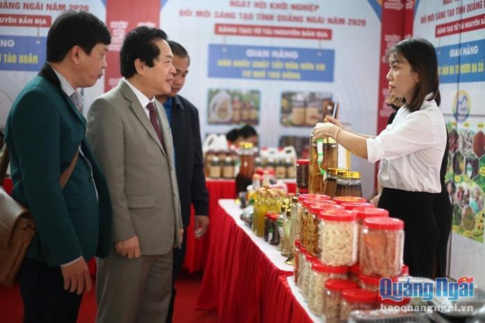 Phó Chủ tịch UBND tỉnh Võ Phiên tham quan các gian hàng khởi nghiệp. 