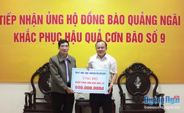 Phó Chủ tịch Ủy ban MTTQ Việt Nam tỉnh Trần Hòa tiếp nhận kinh phí từ tỉnh Tiền Giang.