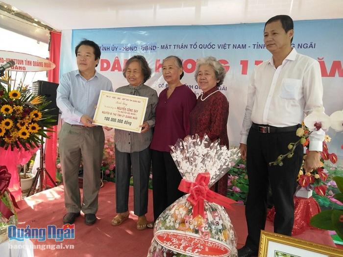Phó Chủ tịch UBND tỉnh Võ Phiên tặng quà cho thân nhân đồng chí Nguyễn Hữu Nghĩa.