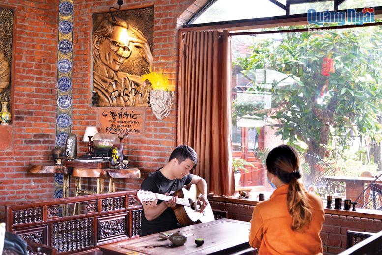 Ngay vị trí trung tâm của quán Hoa Vô Thường là một căn phòng được xây dựng riêng biệt dành để trưng bày bức tranh đắp nổi chân dung cố nhạc sĩ tài hoa Trịnh Công Sơn cùng nhiều loại nhạc cụ dành cho những tâm hồn yêu nhạc. 